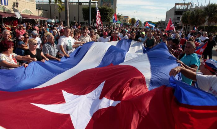 Кубинские эмигранты в Майами отпраздновали смерть Фиделя Кастро (11 фото + 2 видео)