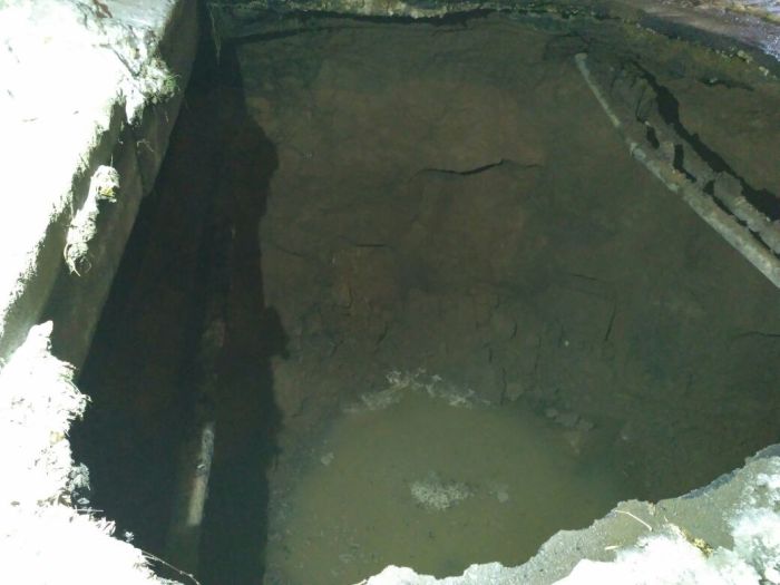 В Уфе не смогли найти провалившийся в яму с водой автомобиль (2 фото + 2 видео)
