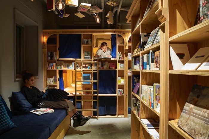 «Книжный» хостел в Японии (10 фото)