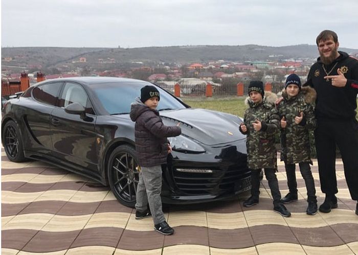 Сыновья Рамзана Кадырова подарили своему тренеру роскошный Porsche Panamerа (2 фото)