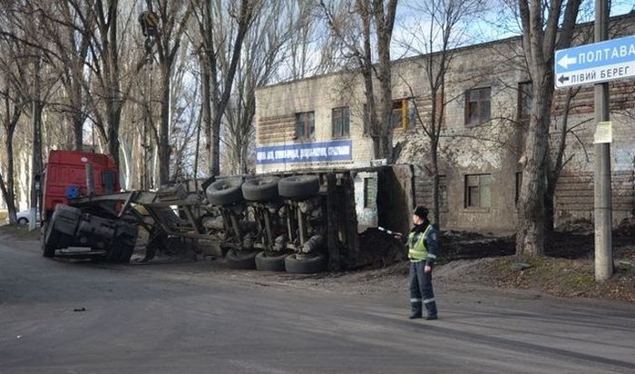 В Каменском перевернулся грузовик с фекалиями, забрызгав сервисный центр МВД (6 фото)