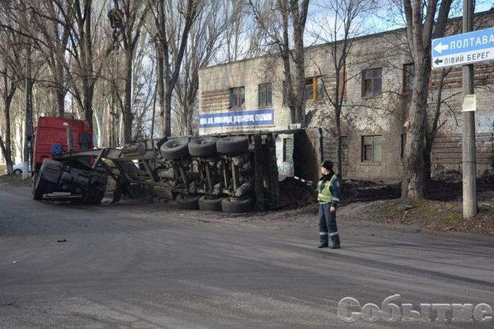 В Каменском перевернулся грузовик с фекалиями, забрызгав сервисный центр МВД (6 фото)