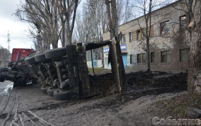 В Каменском перевернулся грузовик с фекалиями, забрызгав сервисный центр МВД (6 фото)