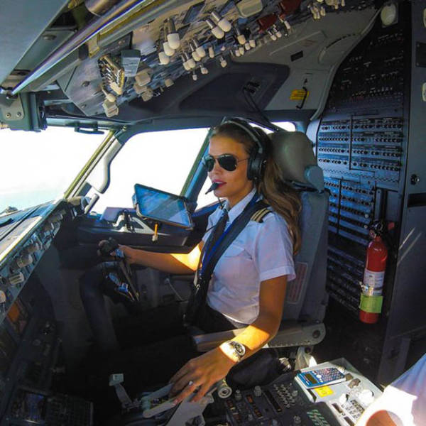 Девушка-пилот путешествует по миру и демонстрирует позы из йоги (24 фото)