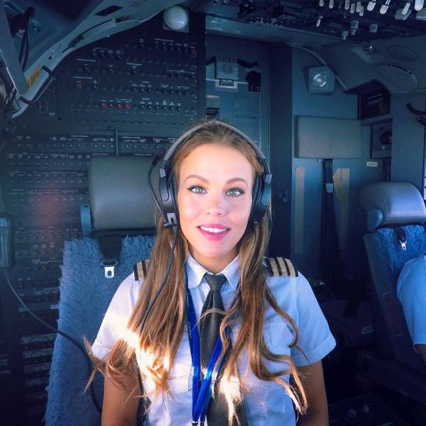 Девушка-пилот путешествует по миру и демонстрирует позы из йоги (24 фото)
