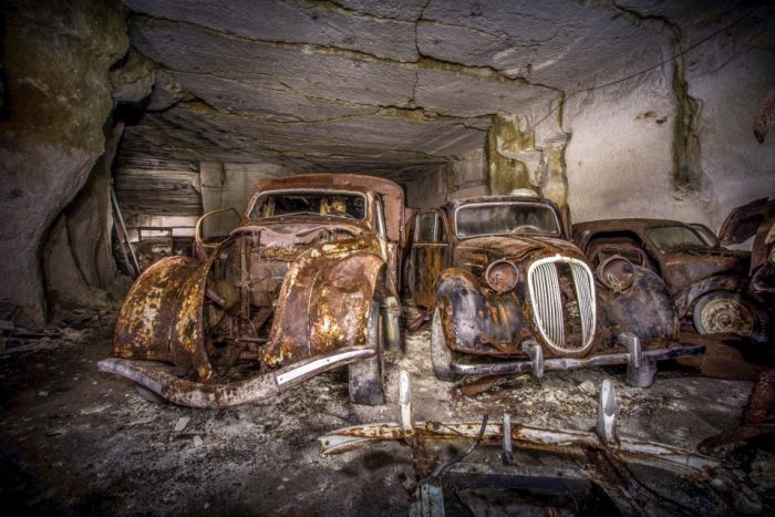 Во Франции обнаружены спрятанные от немцев довоенные авто (11 фото)
