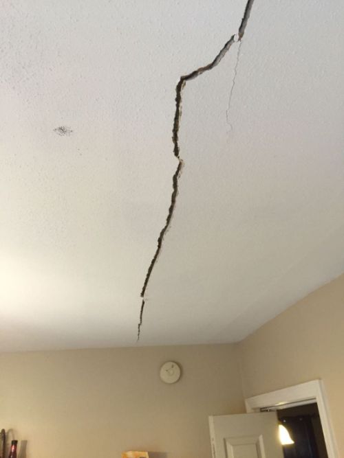 Арендодатель отремонтировал потолок в съемной квартире (2 фото)