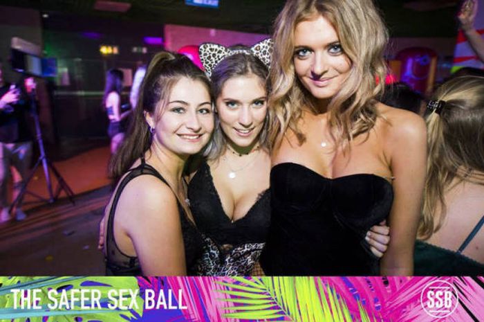 Необычная благотворительная вечеринка Safer Sex Ball (40 фото)