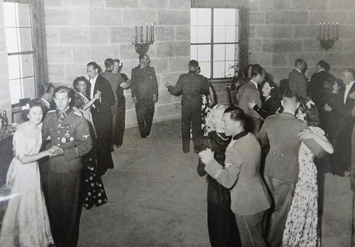 Неизвестные ранее фото со свадьбы сестры возлюбленной Гитлера Евы Браун (11 фото)