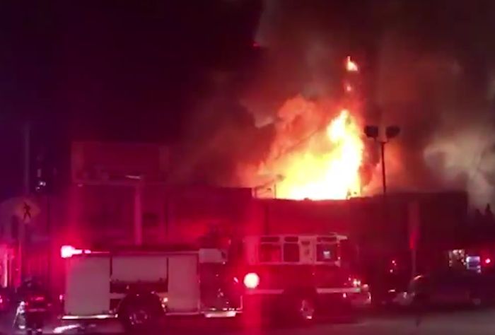 Сильнейший пожар в студии художников в Окленде (15 фото + видео)