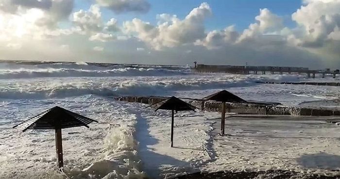Мощный шторм обрушился на Сочи (18 фото + 3 видео)