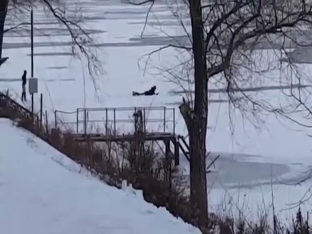 Парень спас собак, провалившихся под лед