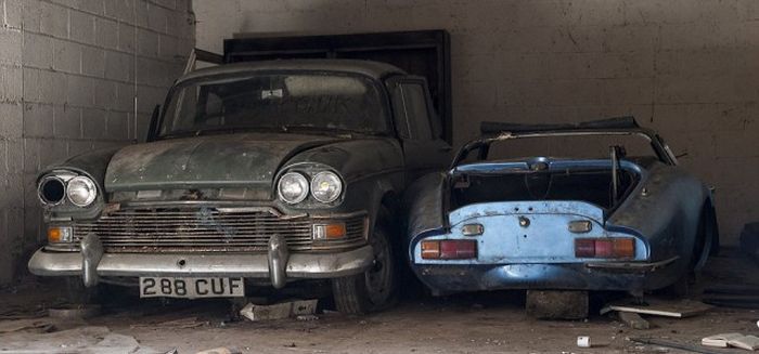 Заброшенный британский особняк с 5-ю эксклюзивными автомобилями (20 фото)