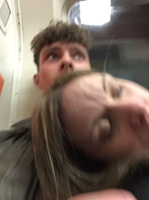Пассажир метро сделал селфи со спящей на его плече незнакомкой (2 фото)