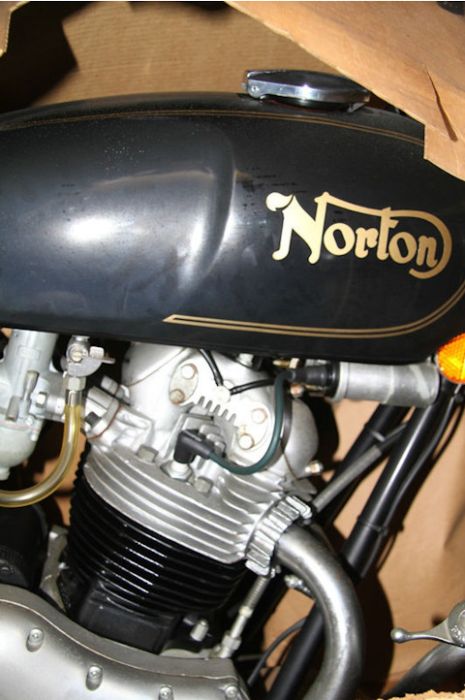 В Бельгии обнаружили 12 законсервированных мотоциклов 70-х годов (16 фото)