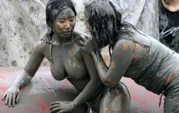 Участницы корейского грязевого фестиваля Boryeong Mud (29 фото)