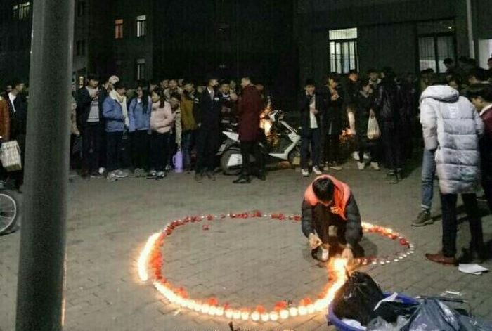 В Китае сотрудники университета сорвали признание в любви (4 фото)