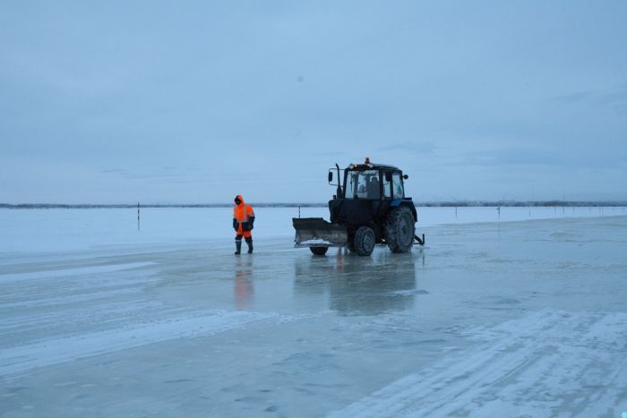 Как создают ледяную переправу между городами Салехард и Лабытнанги (14 фото)