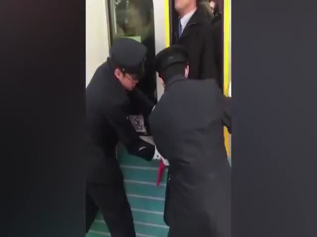 Невозмутимый пассажир японского метро