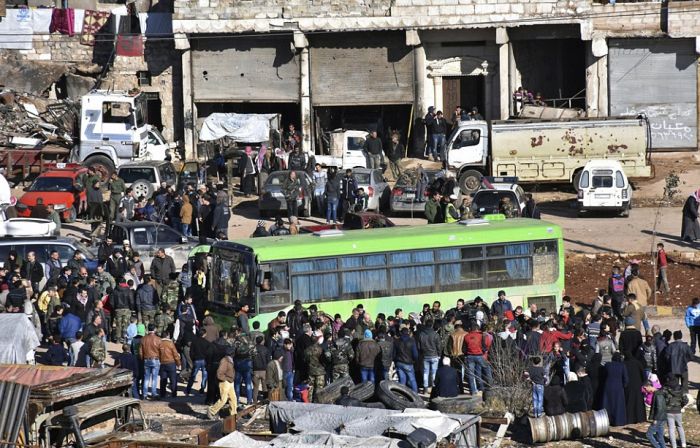 Из Алеппо потянулись колонны беженцев (11 фото)