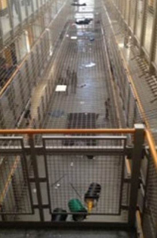 Бунт в тюрьме Бирмингема (6 фото + видео)