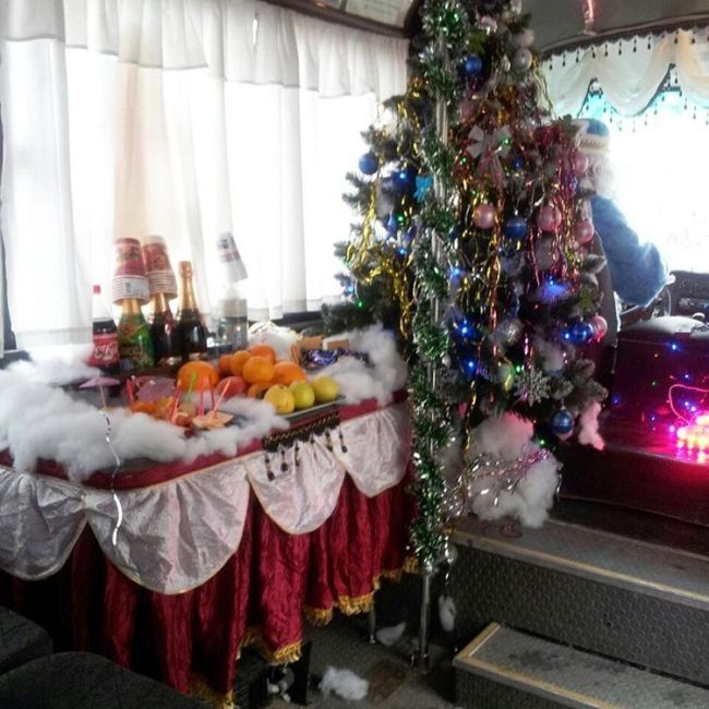 В Новороссийске второй год подряд пассажиров возит «новогодняя» маршрутка (2 фото)