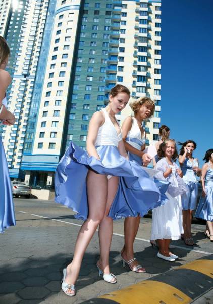 Девушки в платьях и юбках в ветреную погоду (41 фото)