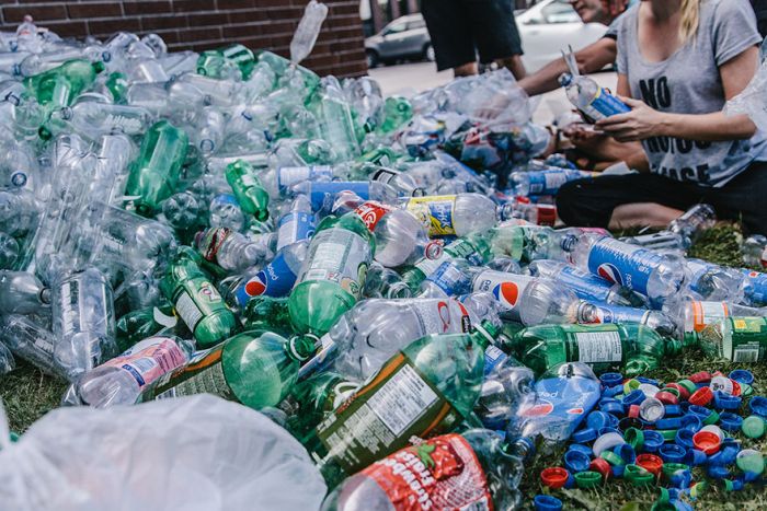 Русалки в море из 10 000 пластиковых бутылок (7 фото)
