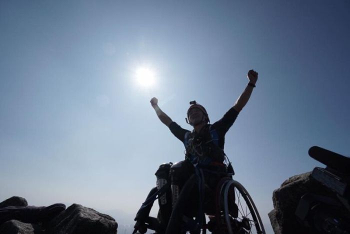 Парень в инвалидном кресле покорил 500-метровую скалу (7 фото)