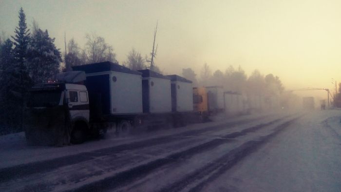 Под Ноябрьском из-за сильных морозов застряли десятки дальнобойщиков (6 фото)