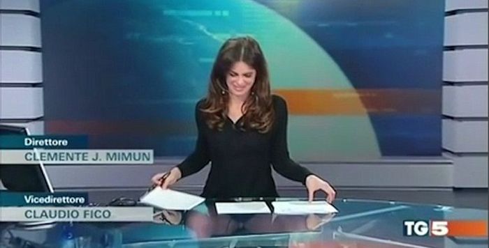Итальянская телеведущая добавила изюминку в выпуск новостей (4 фото)