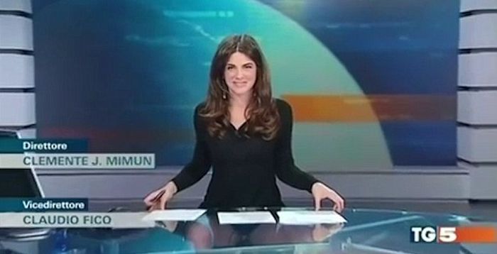 Итальянская телеведущая добавила изюминку в выпуск новостей (4 фото)