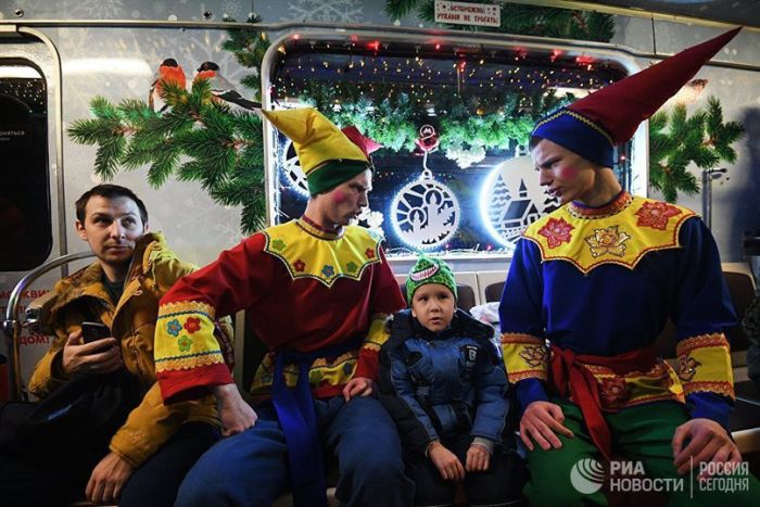 В московском метро запустили новогодний поезд (8 фото)