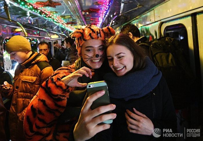 В московском метро запустили новогодний поезд (8 фото)