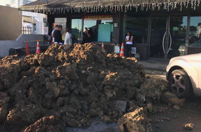 В Новой Зеландии бизнесмен завалил грязью кафе должника (3 фото)