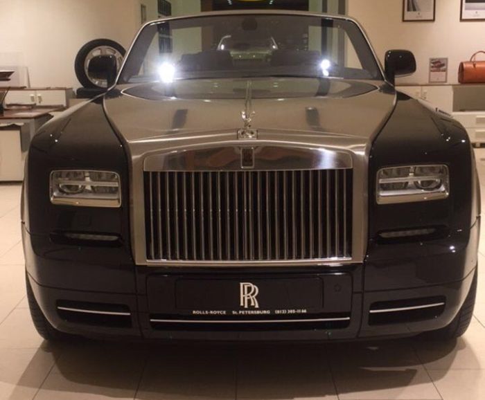 В Санкт-Петербурге мужчина со львенком купил Rolls-Royce (3 фото)