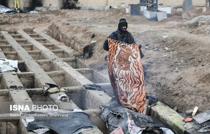 В Иране десятки бездомных вынуждены жить в могилах (10 фото)