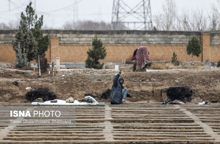 В Иране десятки бездомных вынуждены жить в могилах (10 фото)