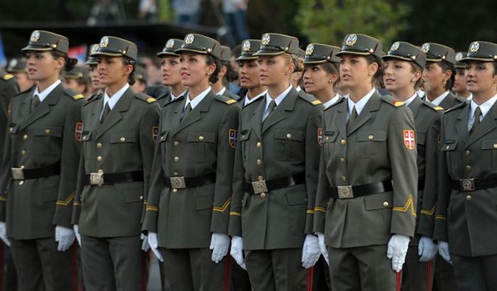 Девушки-военнослужащие сербской армии (34 фото) .