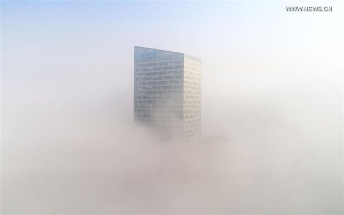 В Китае из-за смога впервые объявили наивысший «красный» уровень опасности (9 фото)