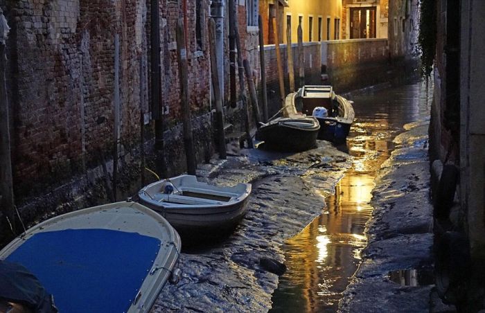 Из-за сильного отлива Венеция осталась без воды (11 фото)