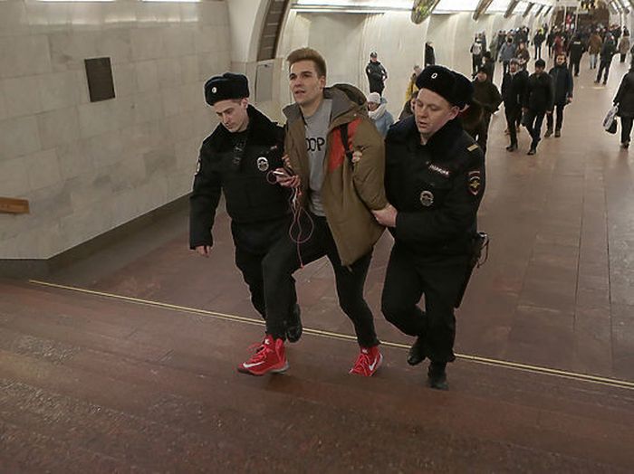«В метро без штанов-2017» (17 фото)