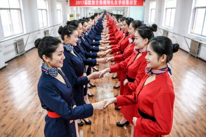 В китайской школе стюардесс (8 фото)