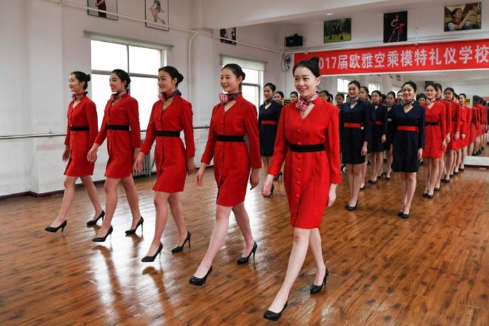 В китайской школе стюардесс (8 фото)