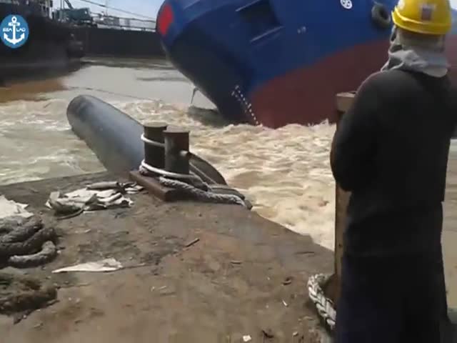 Неудачный спуск судна на воду
