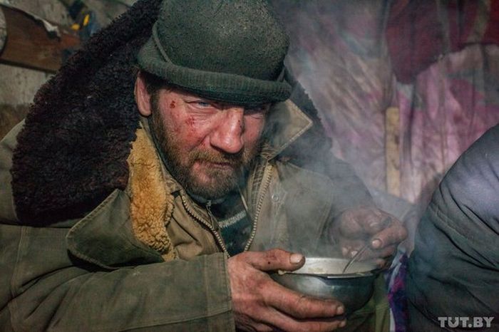 Как живут бомжи на городских свалках в зимнее время года (36 фото) Как живут бомжи на городских свалках в зимнее время года (36 фото)