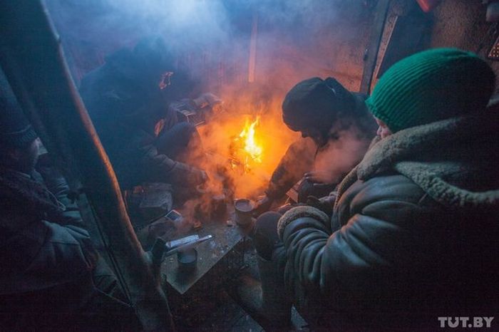 Как живут бомжи на городских свалках в зимнее время года (36 фото)