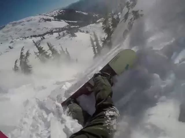 Лавинный рюкзак спас сноубордиста