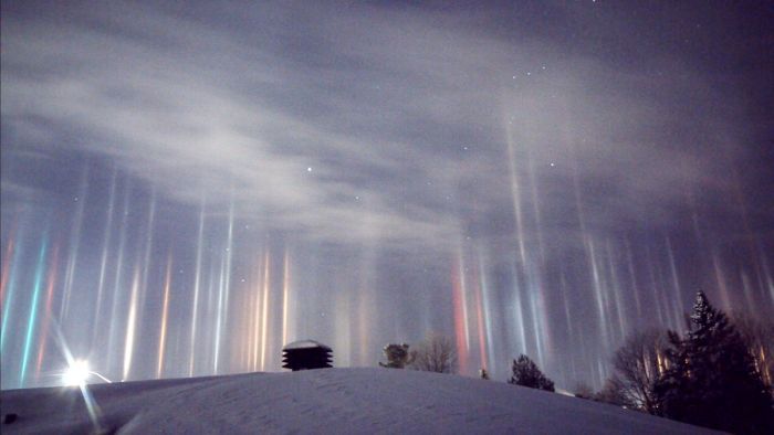 В Канаде редкое природное явление привело к появлению «световых столбов» (5 фото)