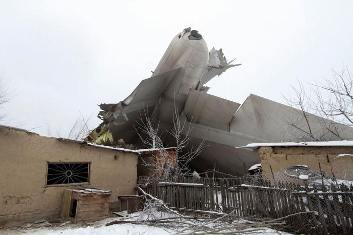 В Киргизии под Бишкеком грузовой самолет упал на жилой поселок (7 фото + 2 видео)